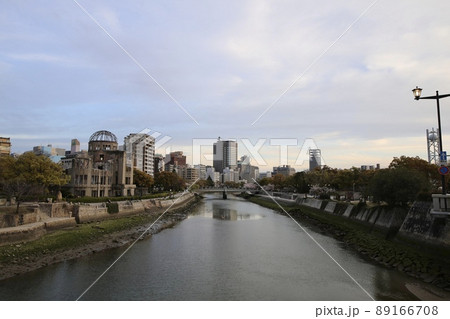 春の夕方に撮影した原爆ドーム 89166708