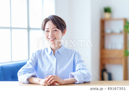 リビングでリラックスするミドル女性。 89167301