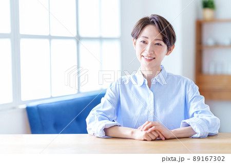 リビングでリラックスするミドル女性。 89167302