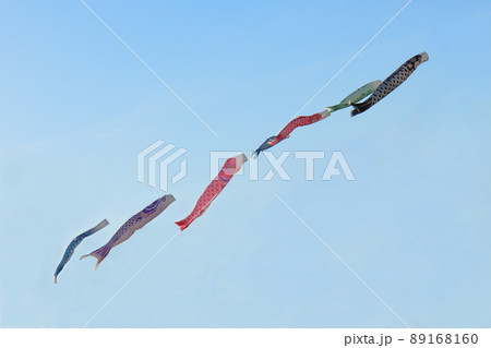 空を泳ぐ鯉のぼり 89168160