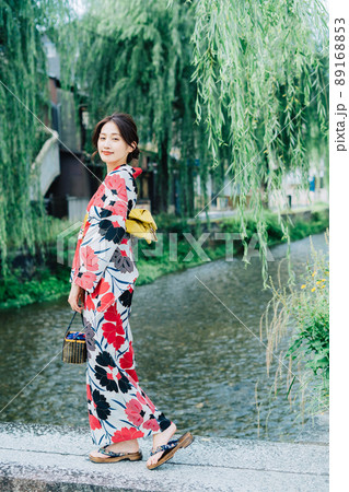 京都の街を歩く浴衣の女性 89168853