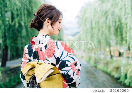 柳の木と浴衣の女性 柳の木と浴衣の女性 89169060
