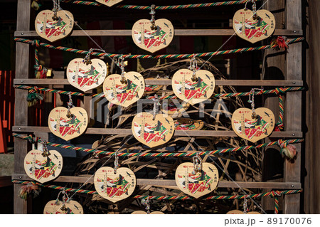 上賀茂神社、摂末社・片山御子神社に奉納されたハート型の片岡絵馬 89170076