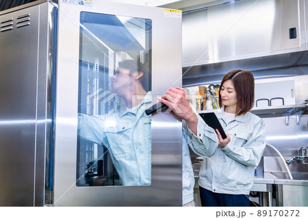 業務用キッチン器具を確認する作業員 厨房機器 業務用キッチン器具を確認する作業員 厨房機器 89170272