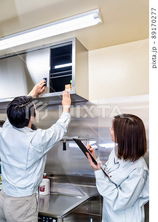 業務用キッチン器具を確認する作業員 棚の写真素材 [89170277] - PIXTA