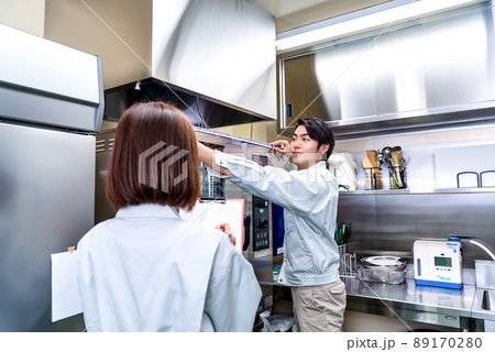 業務用キッチン器具を確認する作業員　厨房機器 89170280