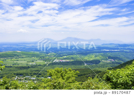 瀬の本高原と阿蘇山 89170487