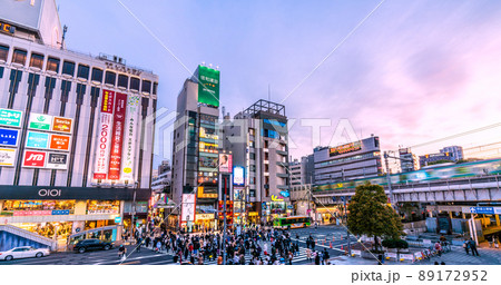 日本の東京都市景観 解除されたまん延防止だが…BA.2多重感染爆発…上野駅前は多くの人出=4月2日 日本の東京都市景観 解除されたまん延防止だが…BA.2多重感染爆発…上野駅前は多くの人出=4月2日 89172952