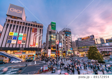 日本の東京都市景観 解除されたまん延防止だが…BA.2多重感染爆発…上野駅前は多くの人出＝4月2日 89172954