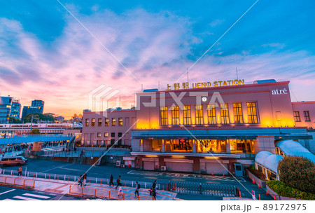 日本の東京都市景観 解除されたまん延防止だが…BA.2多重感染爆発…夕焼けに映える上野駅＝4月2日 89172975