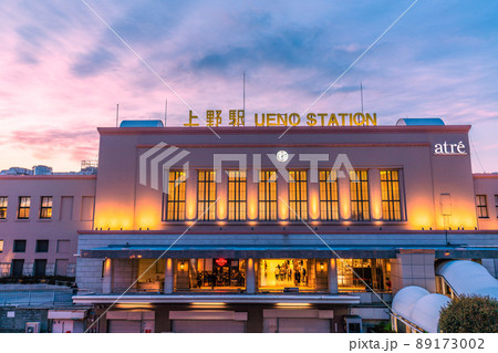 日本の東京都市景観 解除されたまん延防止だが…BA.2多重感染爆発…夕焼けに映える上野駅＝4月2日 89173002