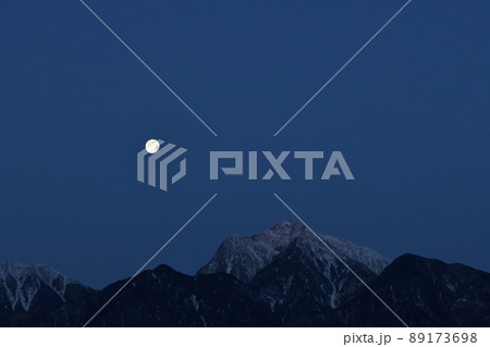 北杜市武川町、三月十六夜の月、甲斐駒摩利支天に沈む 89173698