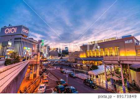 日本の東京都市景観 解除されたまん延防止だが…BA.2多重感染爆発…夕焼けに映える上野駅＝4月2日 89173849