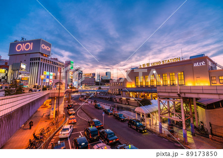 日本の東京都市景観 解除されたまん延防止だが…BA.2多重感染爆発…夕焼けに映える上野駅＝4月2日 89173850
