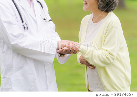 医者と患者　屋外　パーツカット 89174657