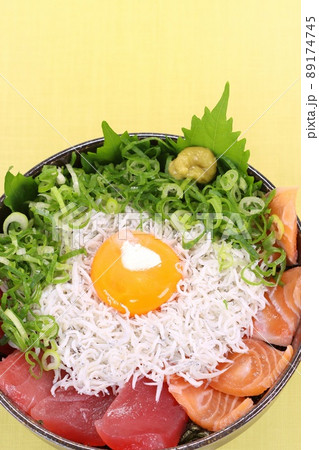 海鮮丼　魚介類を乗せた丼物　マグロ　シラス　サーモン 89174745