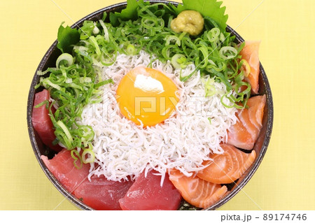 海鮮丼　魚介類を乗せた丼物　マグロ　シラス　サーモン 89174746