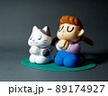 目を閉じ手を合わせ願い事をする女の子と猫 89174927
