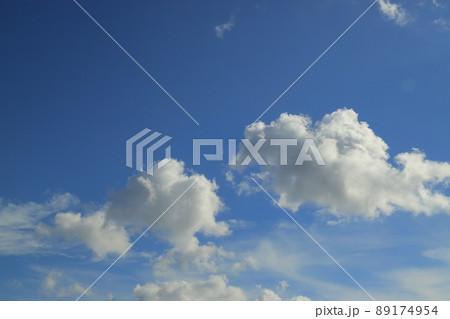 青空と白い雲と田園風景 89174954