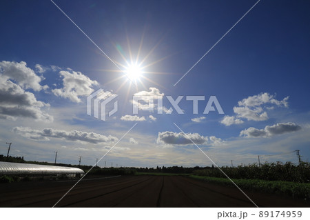 青空と白い雲と田園風景 青空と白い雲と田園風景 89174959