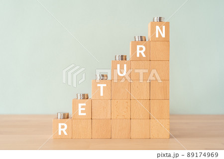 リターンのイメージ｜「RETURN」と書かれた積み木とコイン 89174969