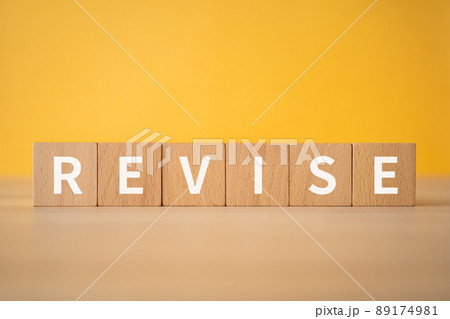 修正・改訂のイメージ｜「REVISE」と書かれた積み木 89174981