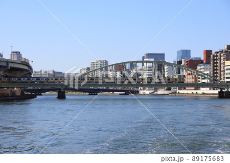 隅田川を渡る総武本線の隅田川橋梁(奥に両国橋) 隅田川を渡る総武本線の隅田川橋梁(奥に両国橋) 89175683