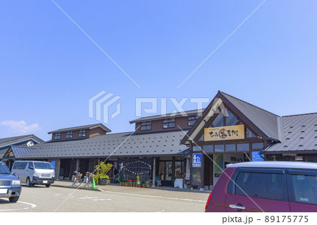 氷見漁港場外市場。ひみ番屋街。富山県氷見市　道の駅 89175775