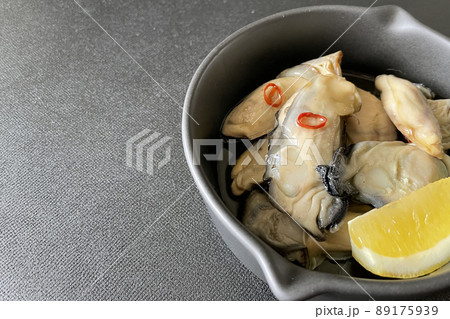 アヒージョ_牡蠣のアヒージョとレモン 89175939