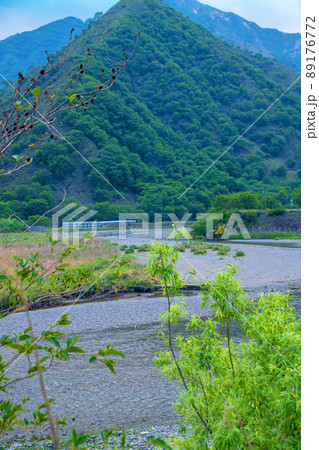 足尾砂防堰堤付近から上流方面の眺め　自然の再生　初夏の風景　　　 89176772