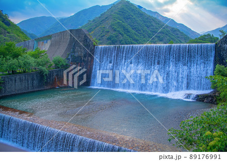 足尾砂防ダム　自然の再生　初夏の風景　　　 89176991