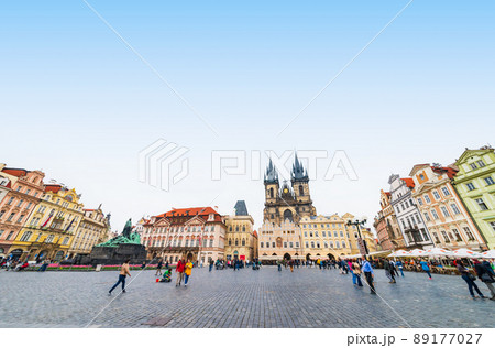 プラハ旧市街広場　ヤン・フス像とティーン教会　※一部ソフトフォーカス 89177027