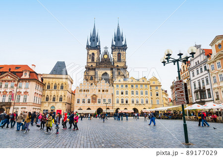 プラハ旧市街広場　ティーン教会　※一部ソフトフォーカス 89177029