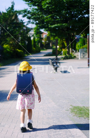 小学1年生の初めての登校。ランドセルを背負って登校する後ろ姿。 89177422