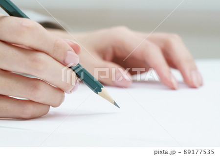 鉛筆を持つ女性の手 89177535