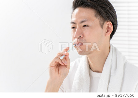 デンタルケア　歯磨き　男性　朝 89177650
