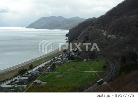 早春の室蘭本線 大岸~豊浦を走るH100形普通列車 早春の室蘭本線 大岸~豊浦を走るH100形普通列車 89177778