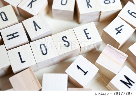 ブロックに描かれた「LOSE」 89177897