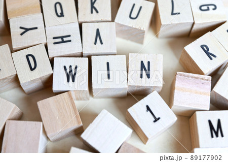 ブロックに描かれた「WIN」 89177902