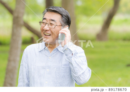 電話をするシニア男性 89178670
