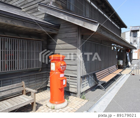 【北海道】増毛町 最北の酒造「国稀酒造」正面玄関横の赤いポスト 89179021