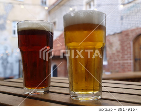 食事が運ばれる前にビールで乾杯 食事が運ばれる前にビールで乾杯 89179167