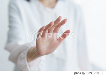 女性の指先  89179182