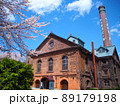 サッポロビール園の煙突と桜 89179198