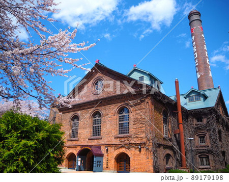 サッポロビール園の煙突と桜 89179198