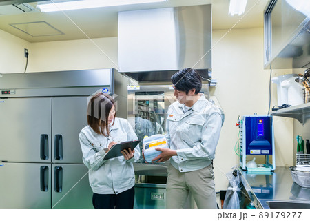 業務用キッチンで薬品の在庫を確認する作業員 業務用キッチンで薬品の在庫を確認する作業員 89179277