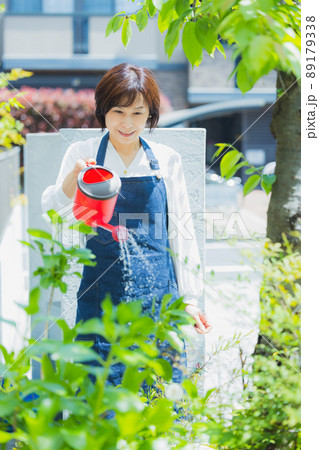花壇　水やり 89179338