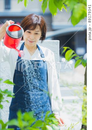 花壇　水やり 89179341