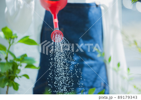 花壇　水やり 89179343