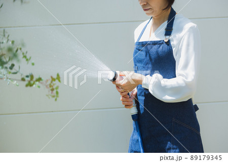 花壇　水やり 89179345